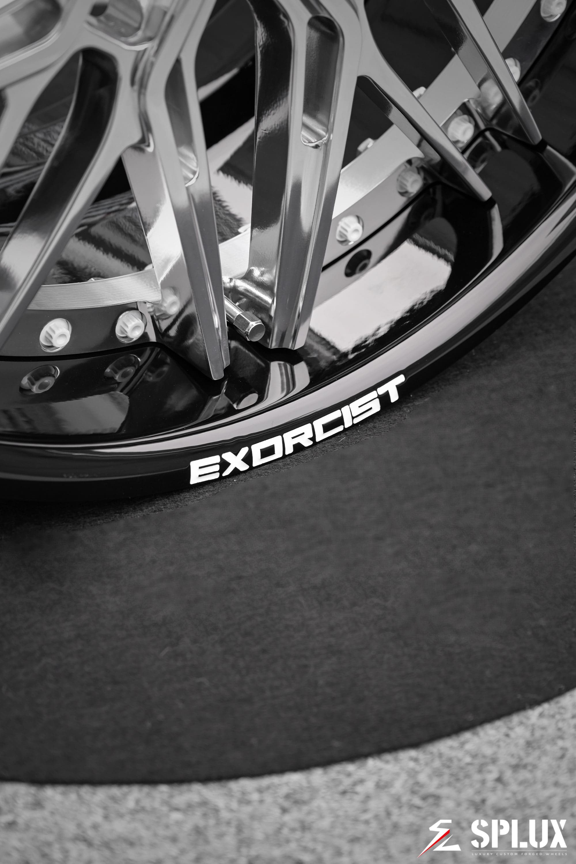 Aftermarket Camaro ZL1 wheels with contrasting white hardware