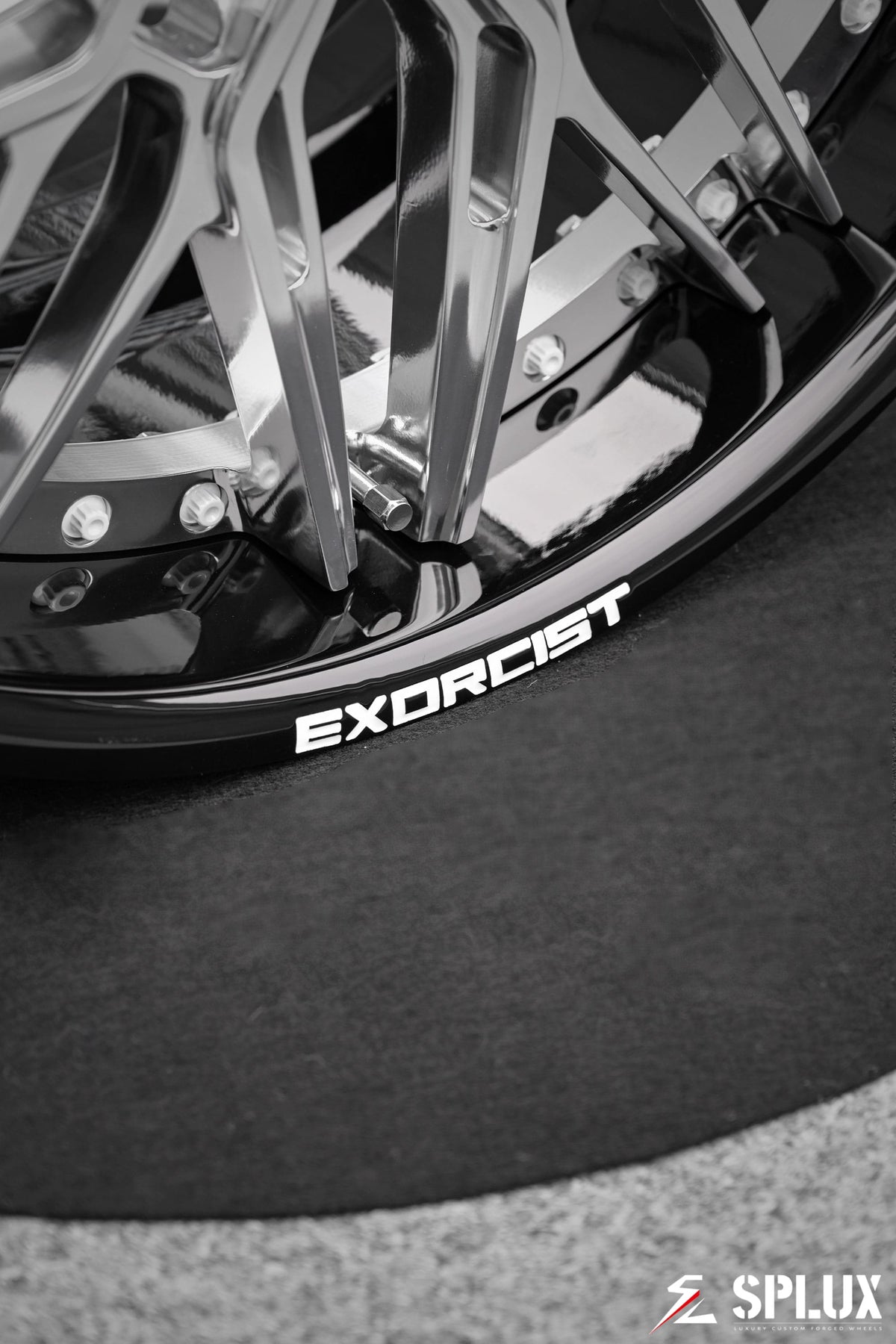 Aftermarket Camaro ZL1 wheels with contrasting white hardware