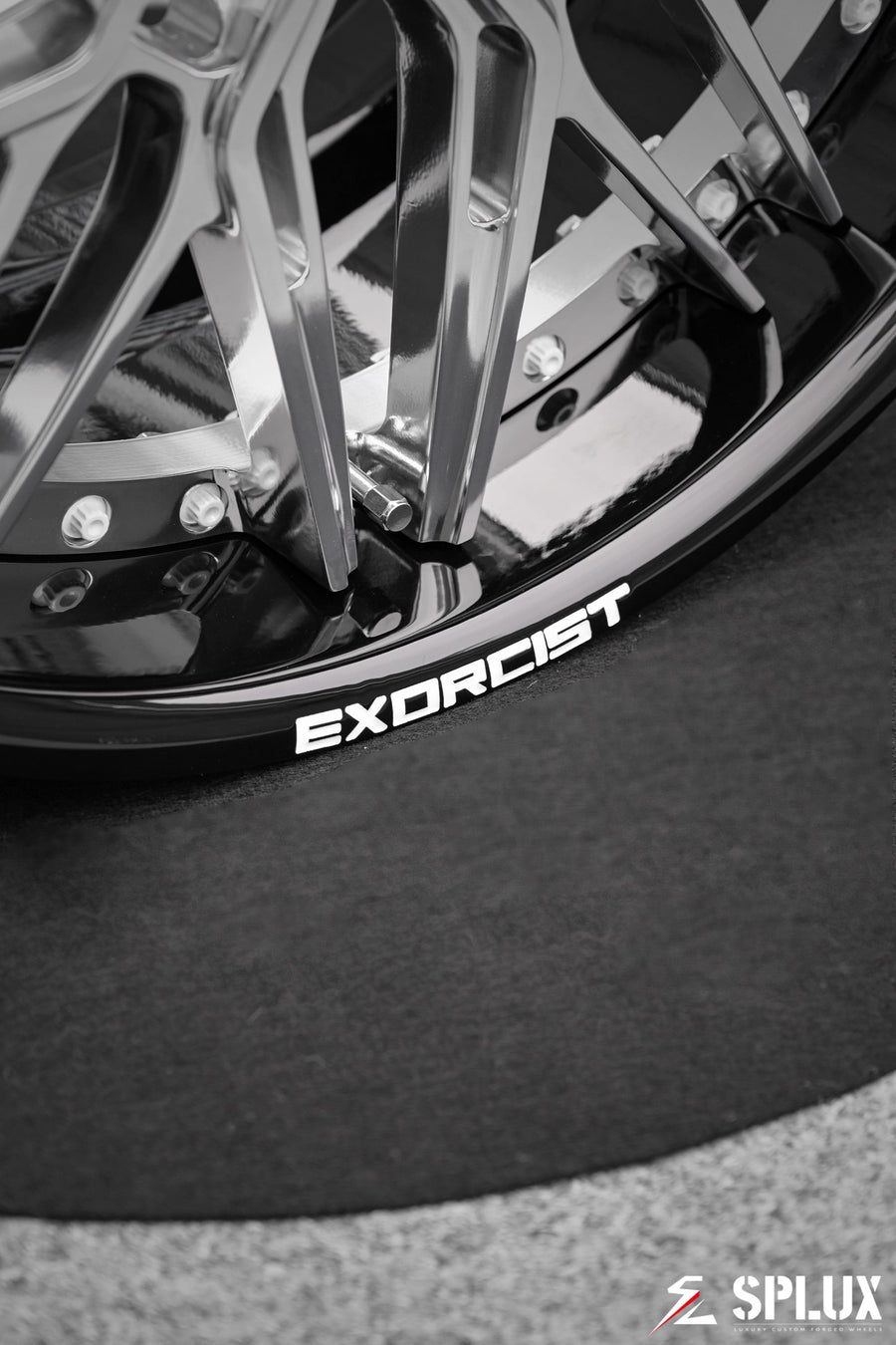 Aftermarket Camaro ZL1 wheels with contrasting white hardware