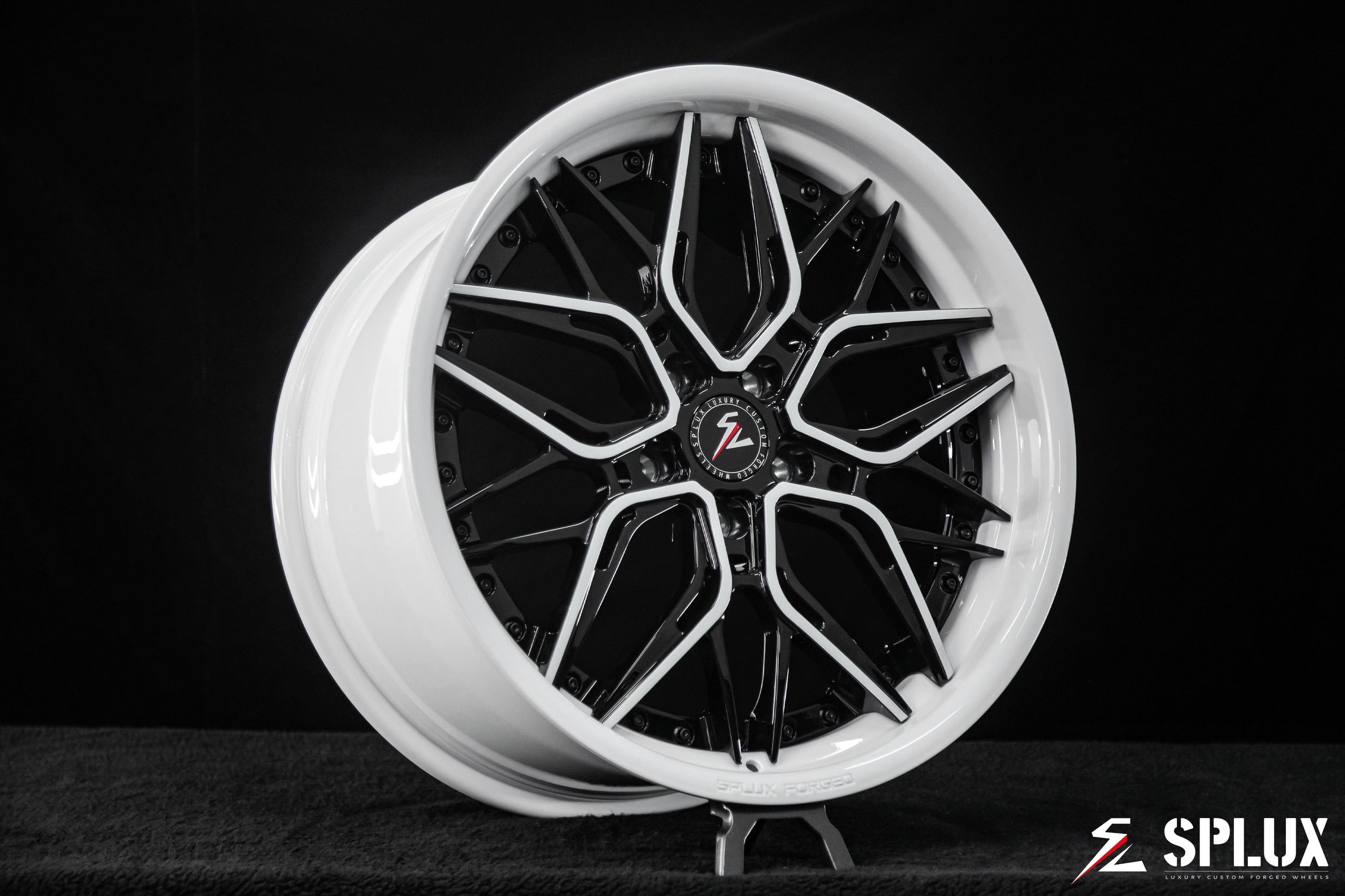 White Corvette rims in a forged 2-piece concave design for the C8