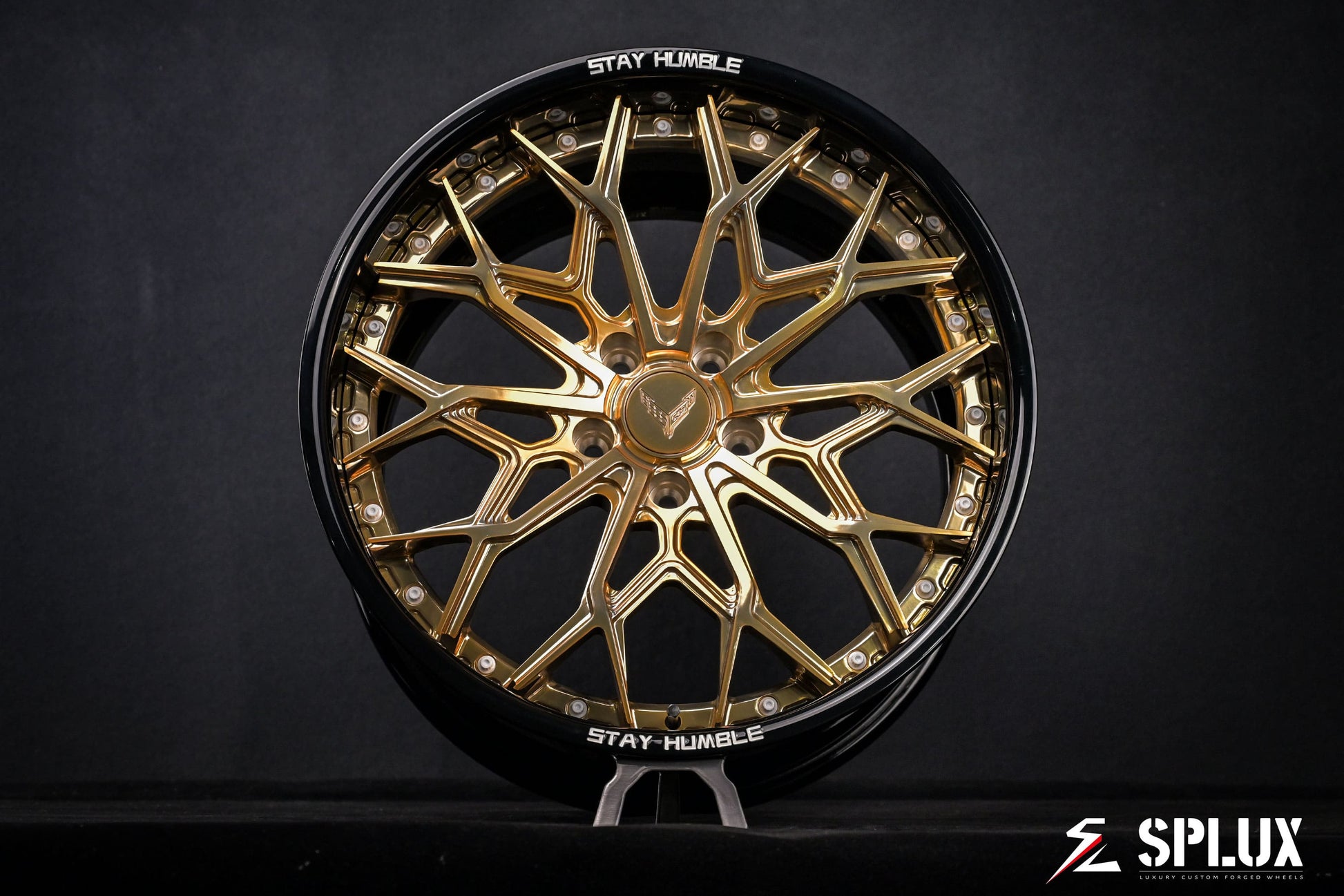 Close-up of the SD-08 wheel showing the deep-dish barrel in piano black and gold spokes