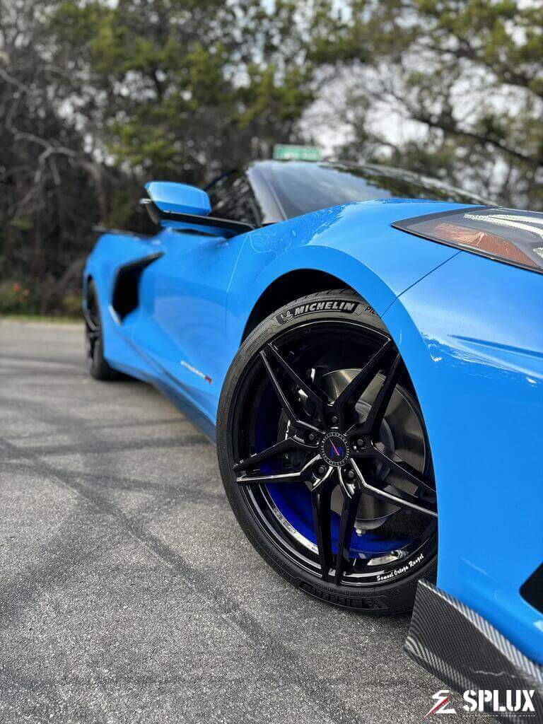 Corvette C8 Stingray convertible with Splux SC-03M forged monoblock wheels featuring deep concave design and brushed blue inner barrel.