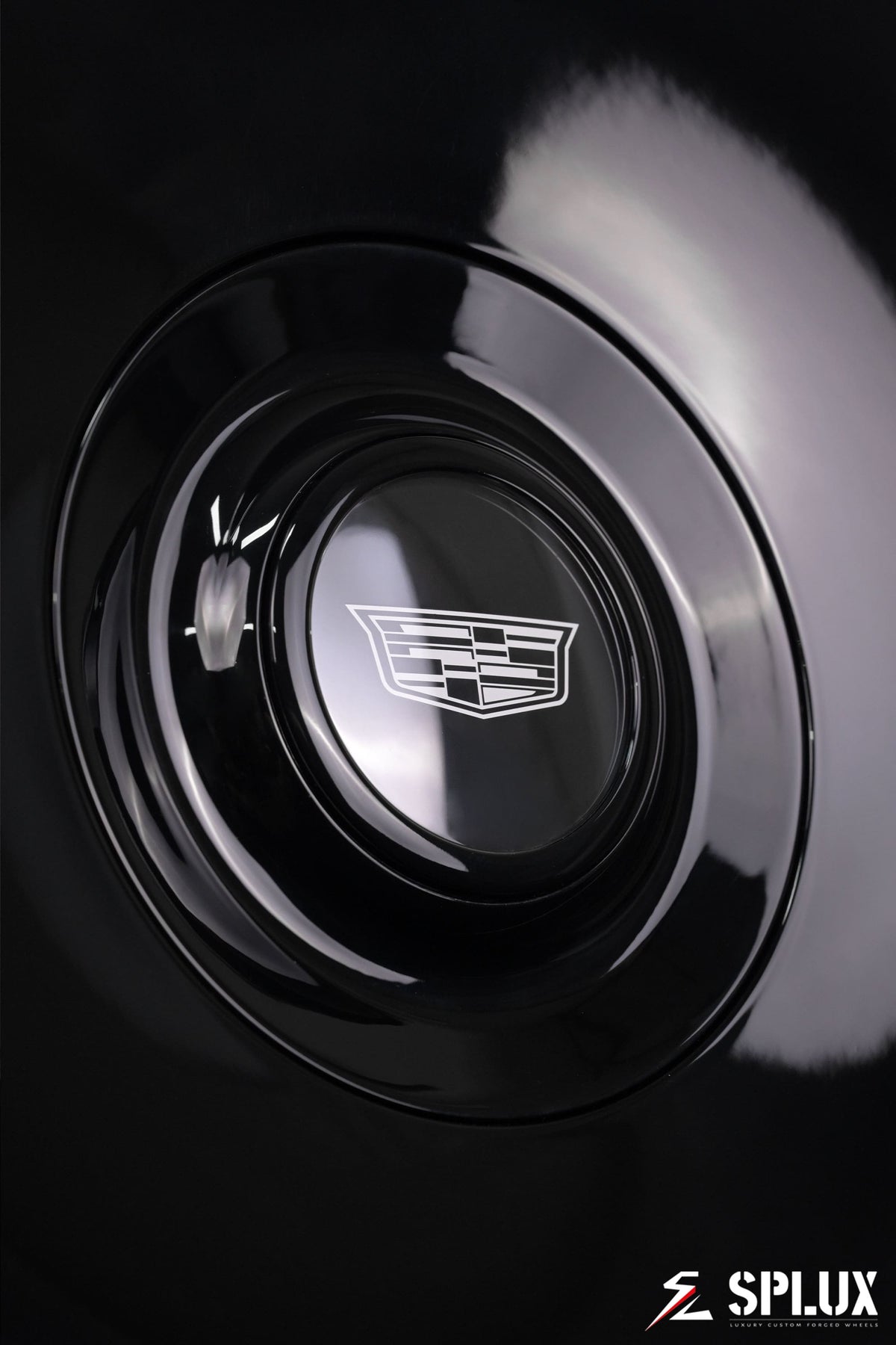 24 rims Cadillac Escalade in piano black with custom engraving on the SG-03 2-piece wheels