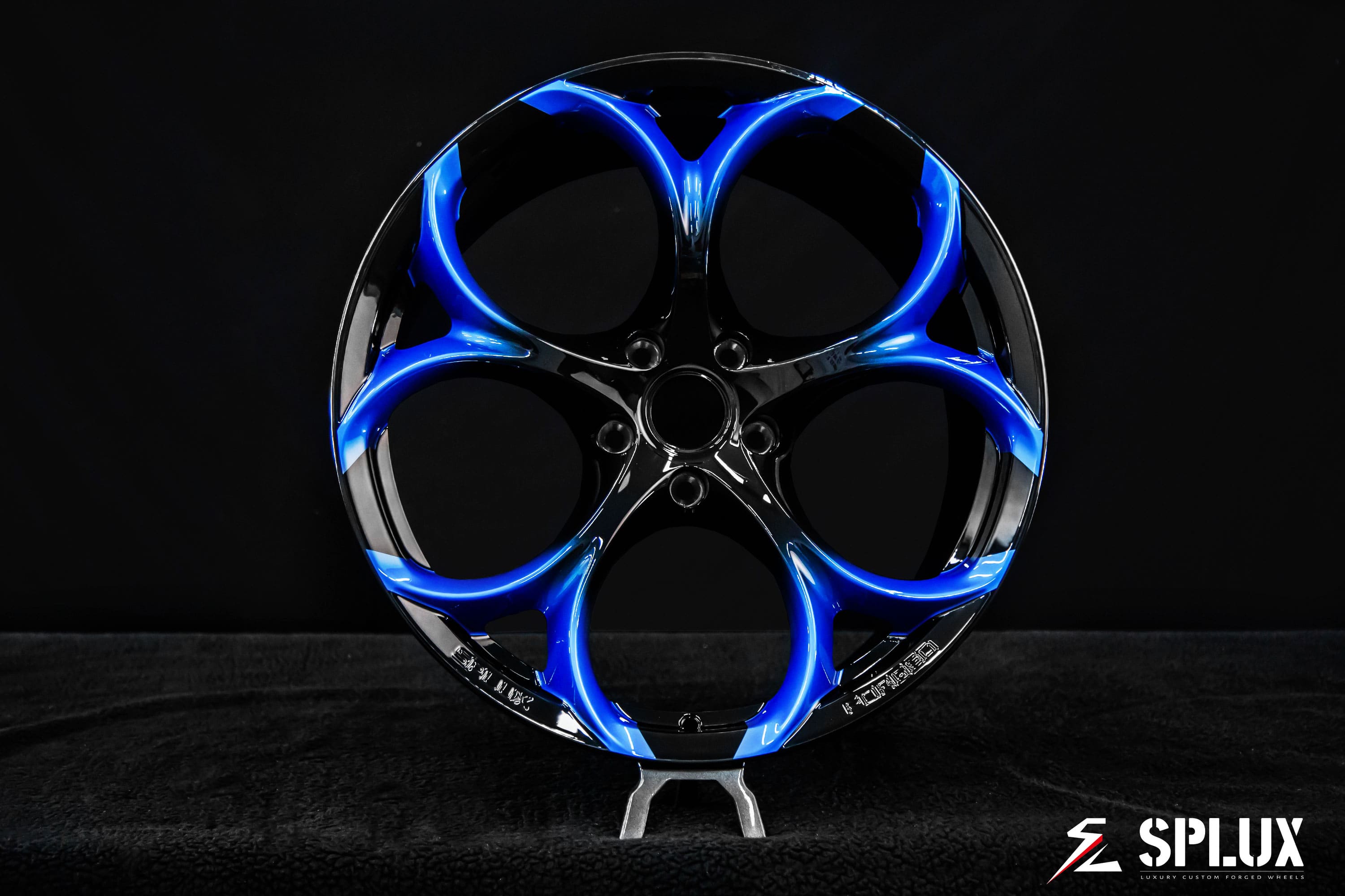 SC-07M forged wheel with piano black barrel and Riptide Blue spokes on the Corvette