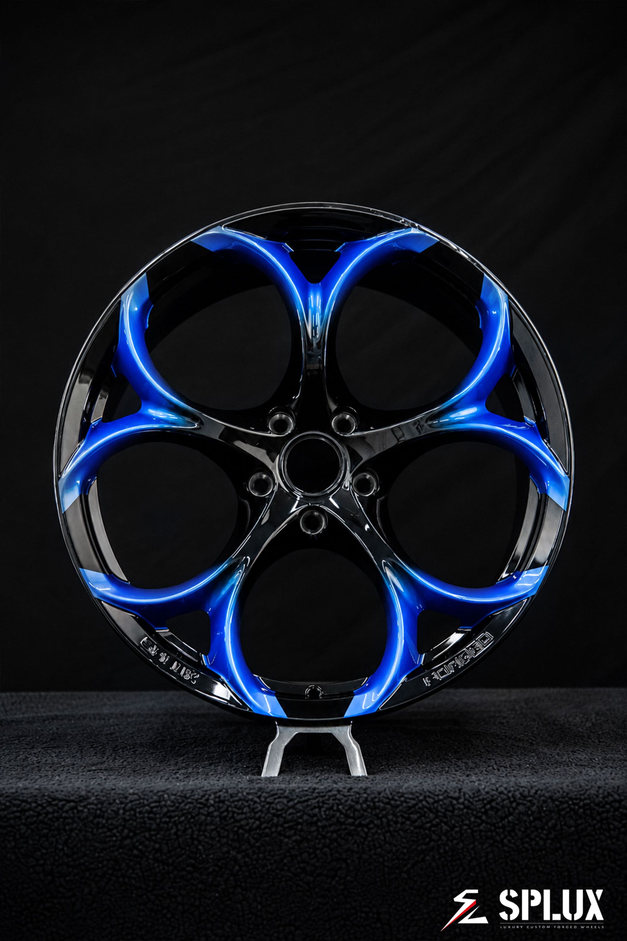 Staggered 19-inch front and 20-inch rear SC-07M wheels with concave spokes and custom center caps
