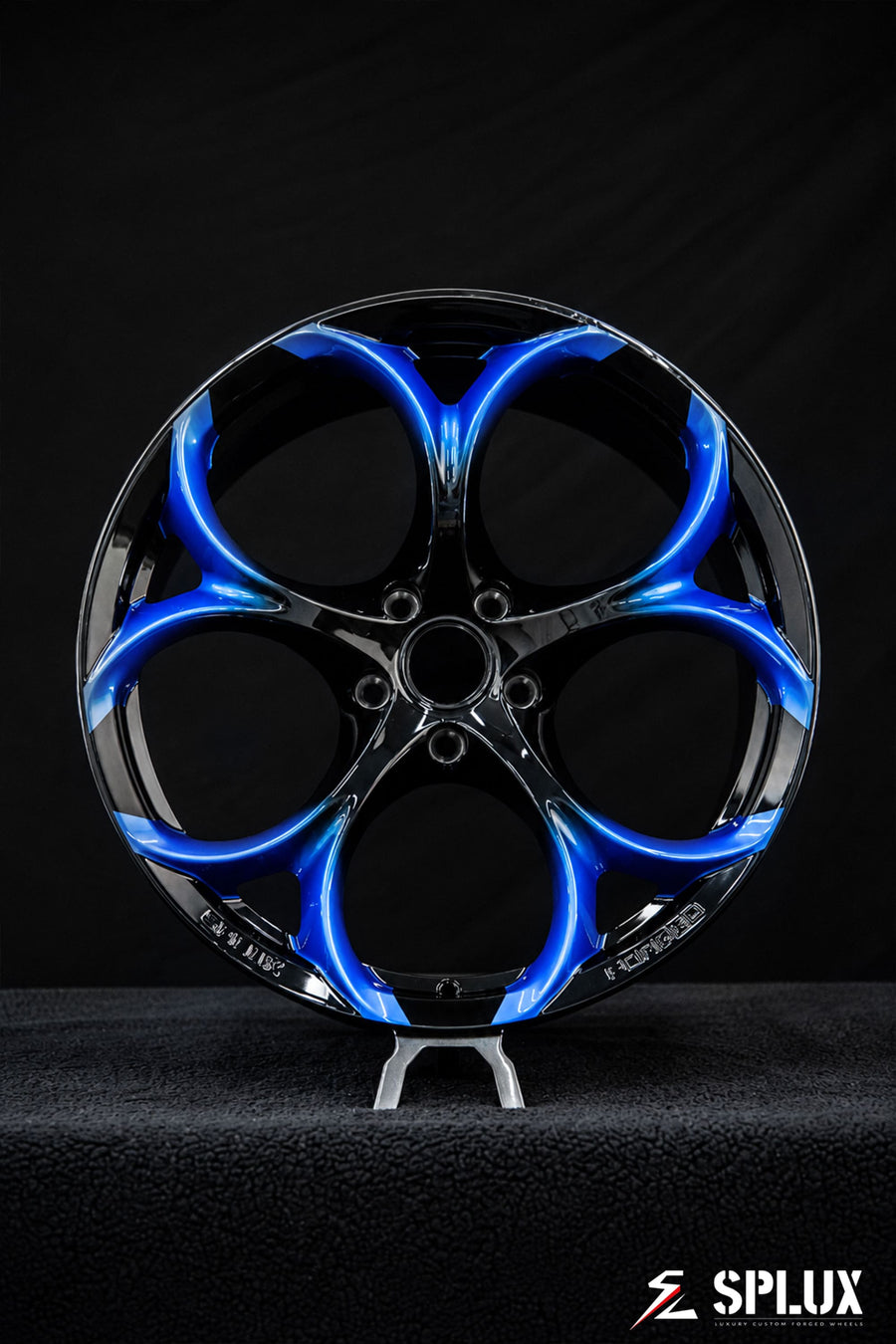 Staggered 19-inch front and 20-inch rear SC-07M wheels with concave spokes and custom center caps