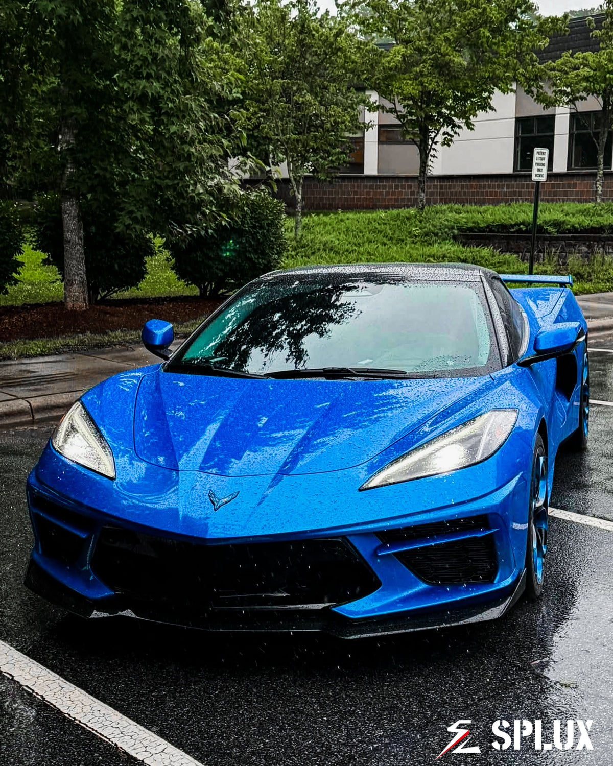 Rear 20-inch SC-07M forged wheel with deep concave and blue spoke accents on the Corvette
